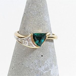 Size 8 Green Stone Mid Century 18K HGE vintage Costume Ring